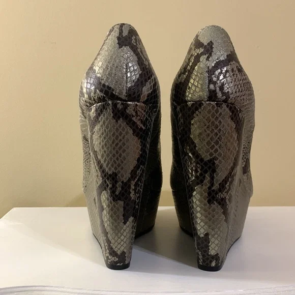 👠 Carlos by Carlos Santana snake
print wedges👠 - Picture 3 of 7